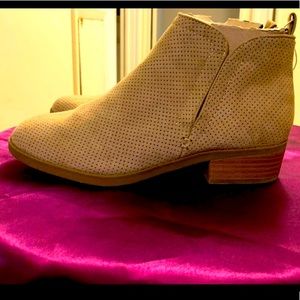 Universal Thread ankle boots